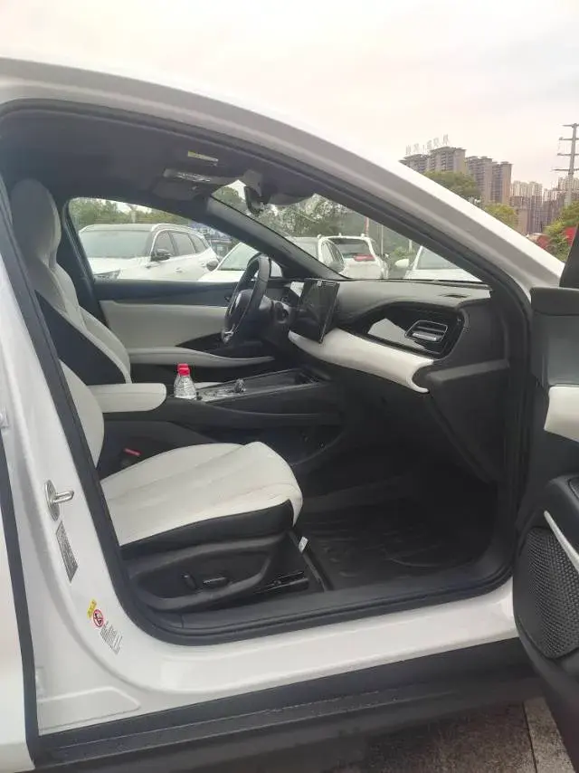 2024 BYD SEAL thumbnail 4