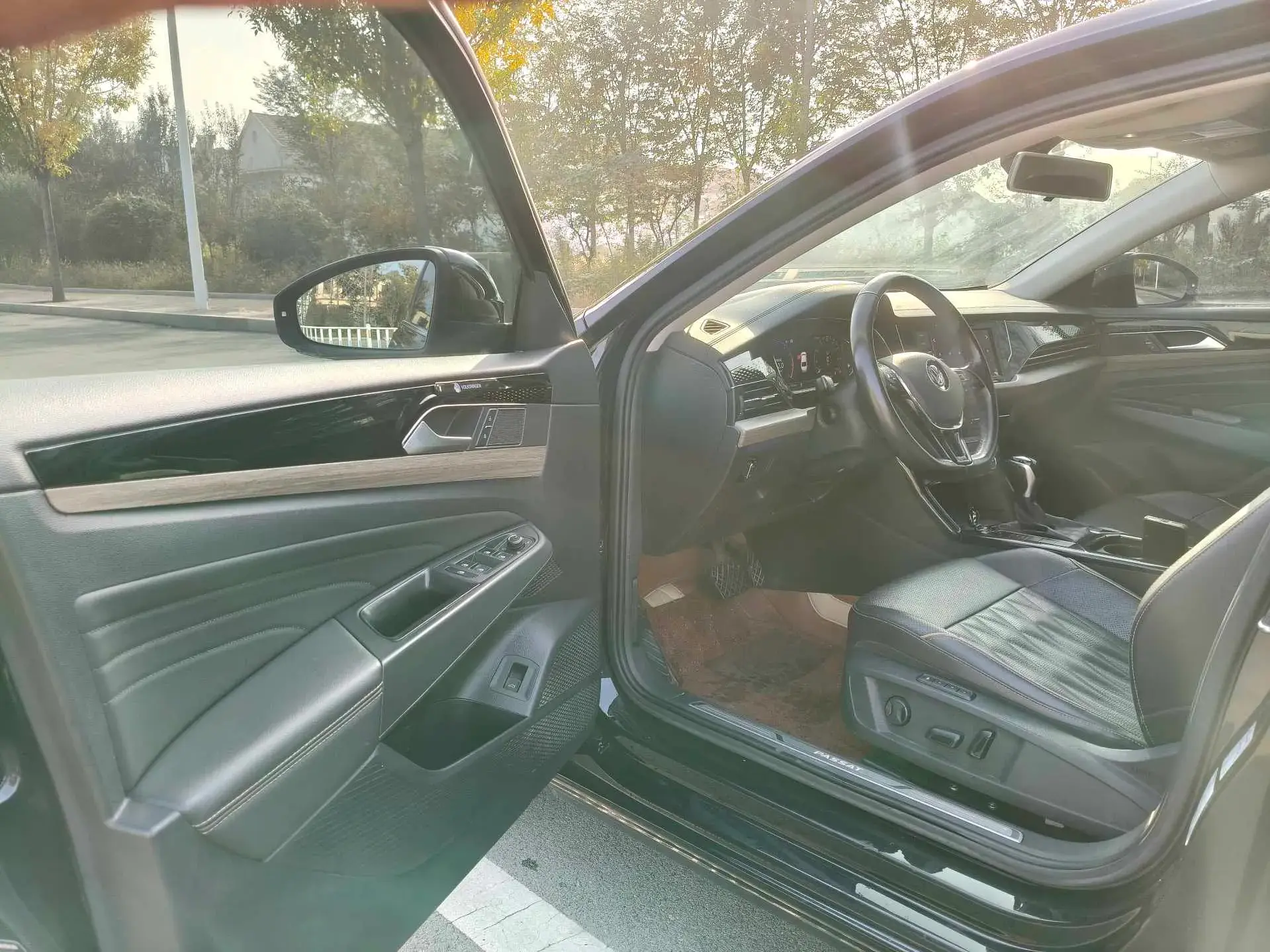 2019 VOLKSWAGEN PASSAT thumbnail 3