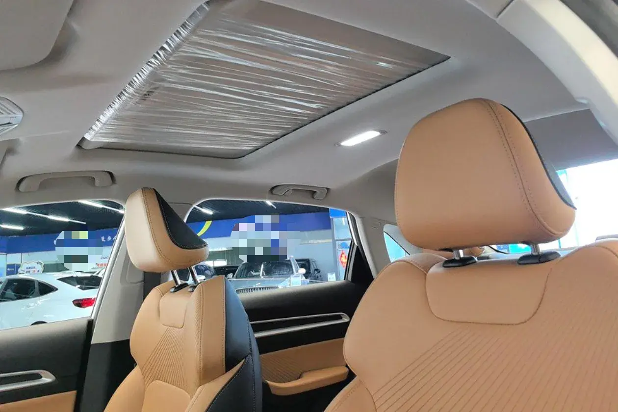 2025 GEELY EMGRAND thumbnail 4