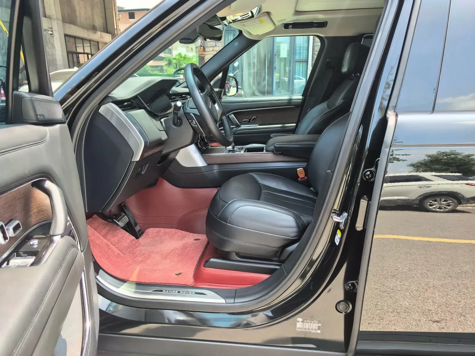 2023 LAND ROVER thumbnail 4