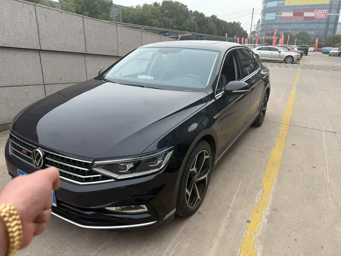 2023 VOLKSWAGEN MAGOTAN view 1