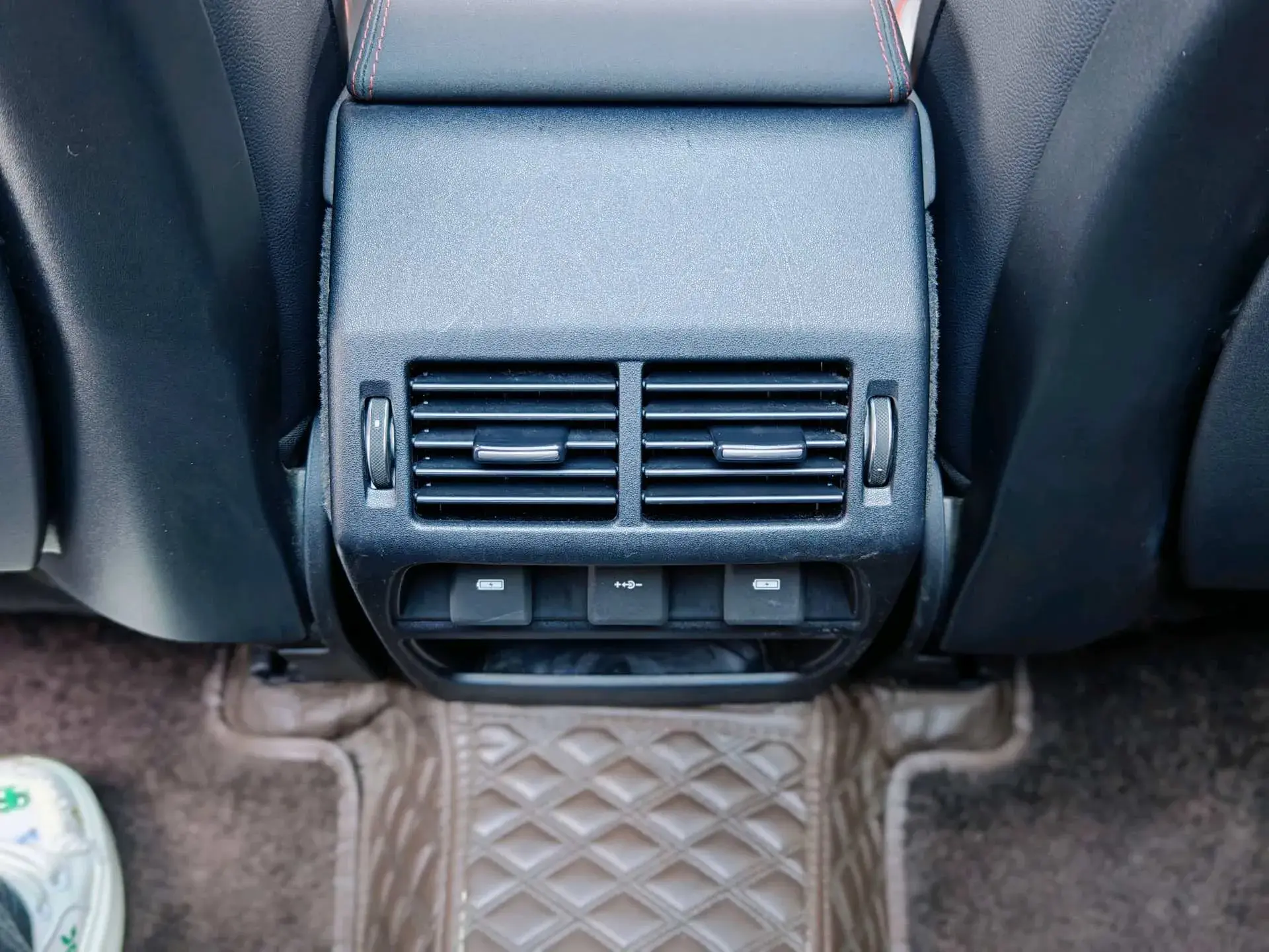 2023 LAND ROVER thumbnail 4