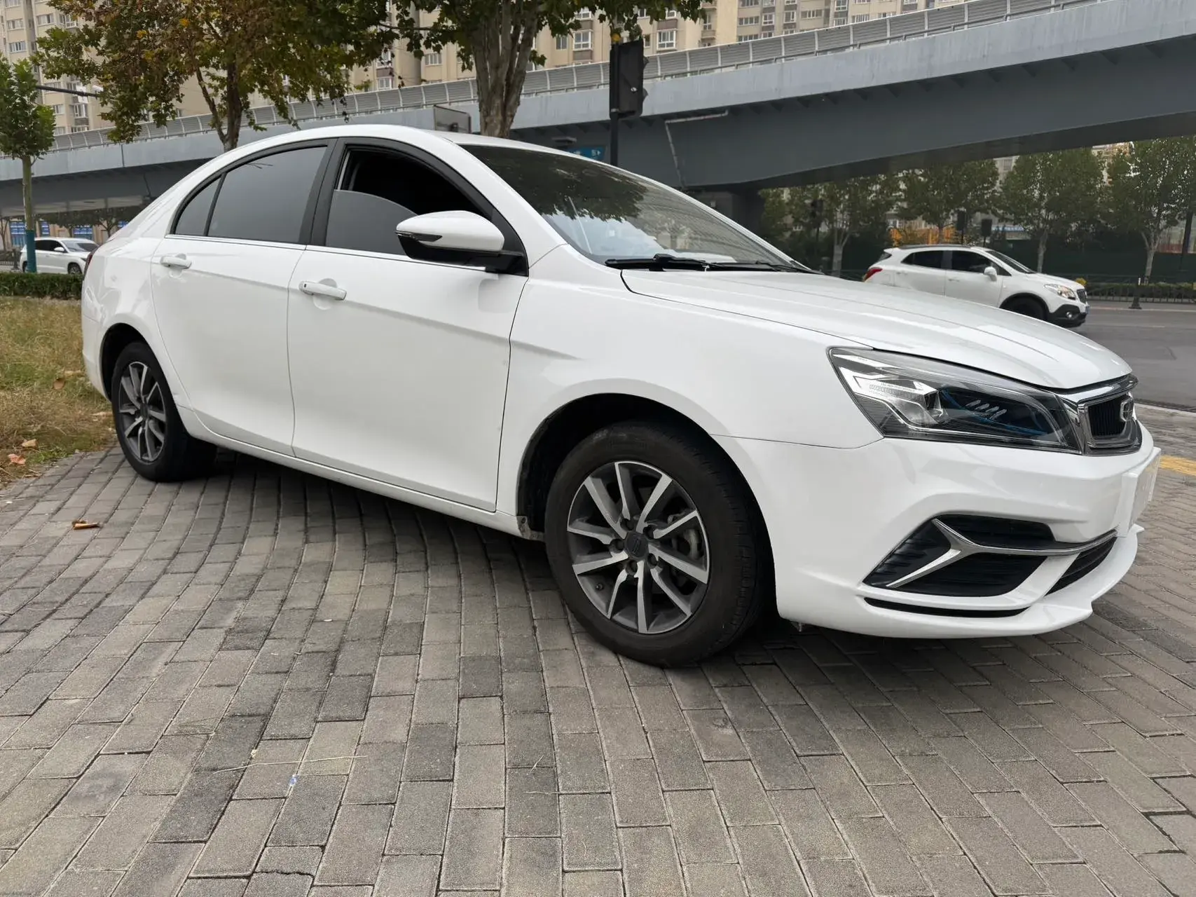 2019 GEELY EMGRAND thumbnail 3