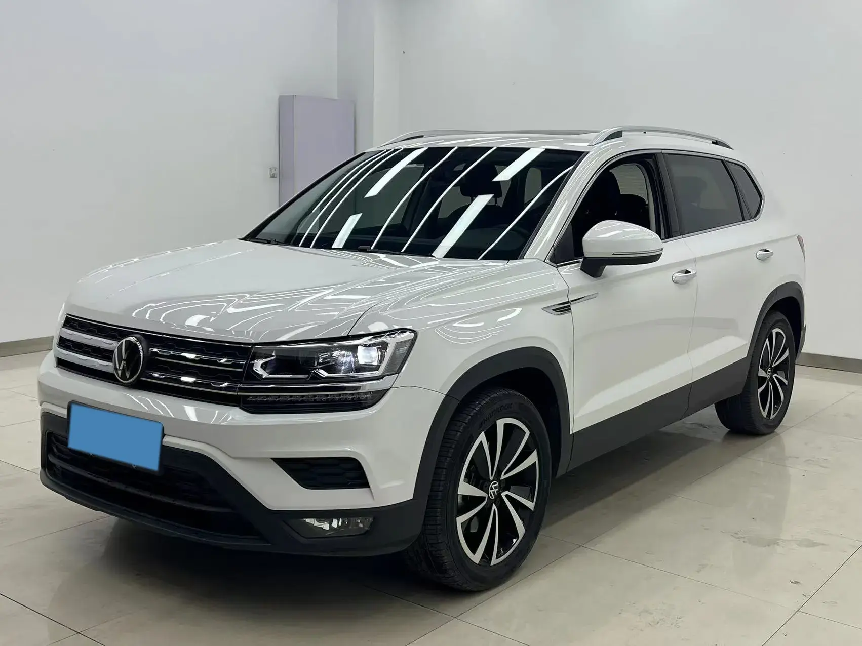 2022 VOLKSWAGEN THARU view 1