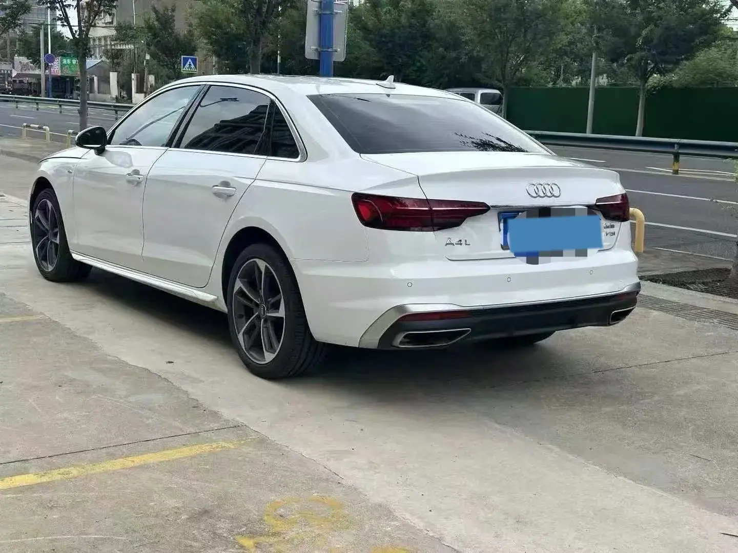 2024 AUDI A4L thumbnail 4