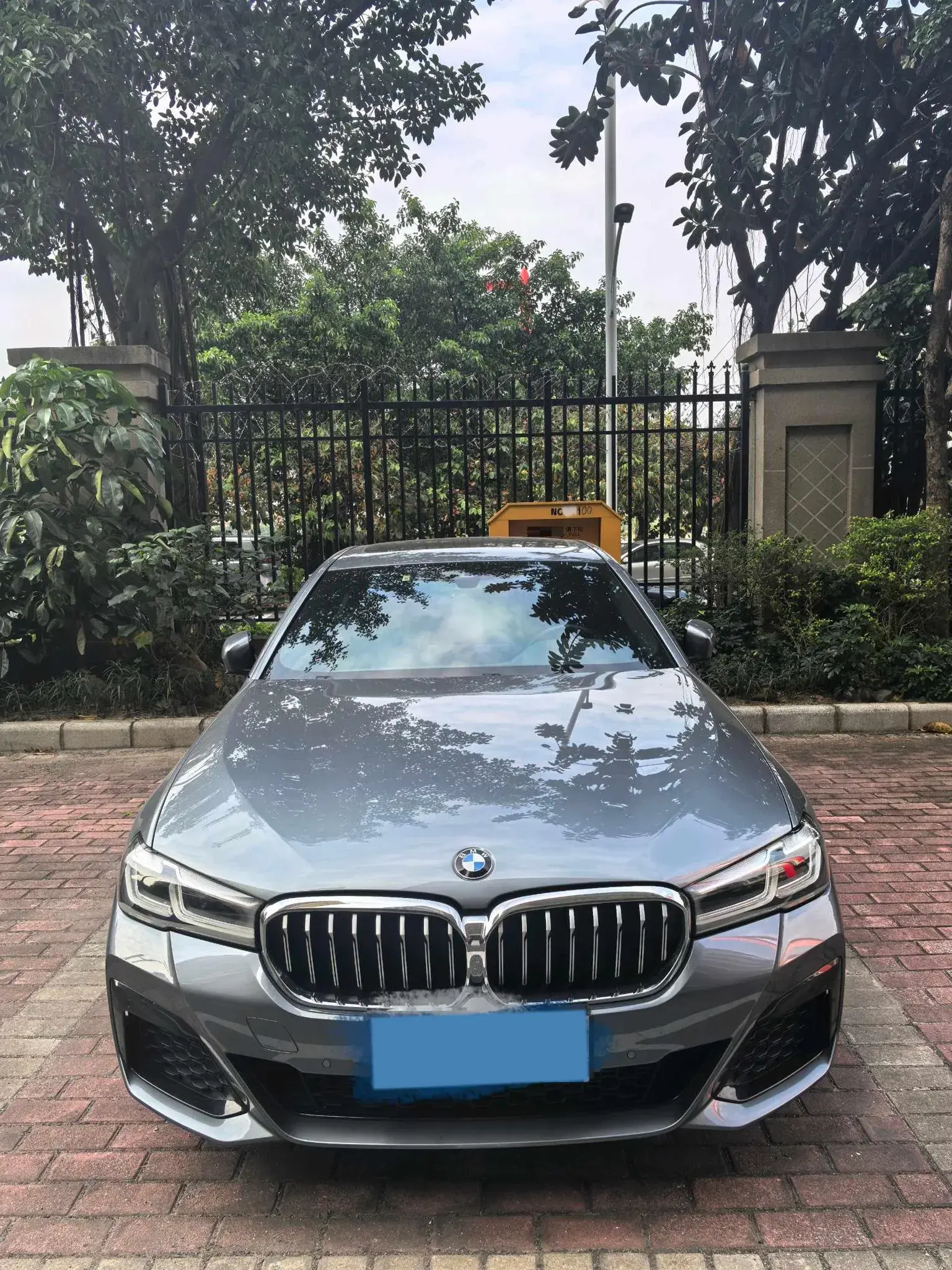 2021 BMW 5 thumbnail 3