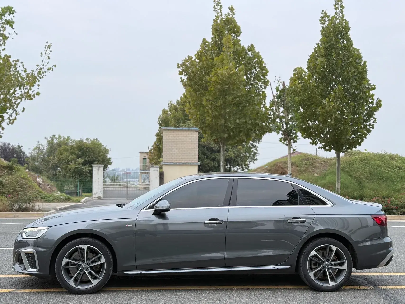 2020 AUDI A4L thumbnail 3