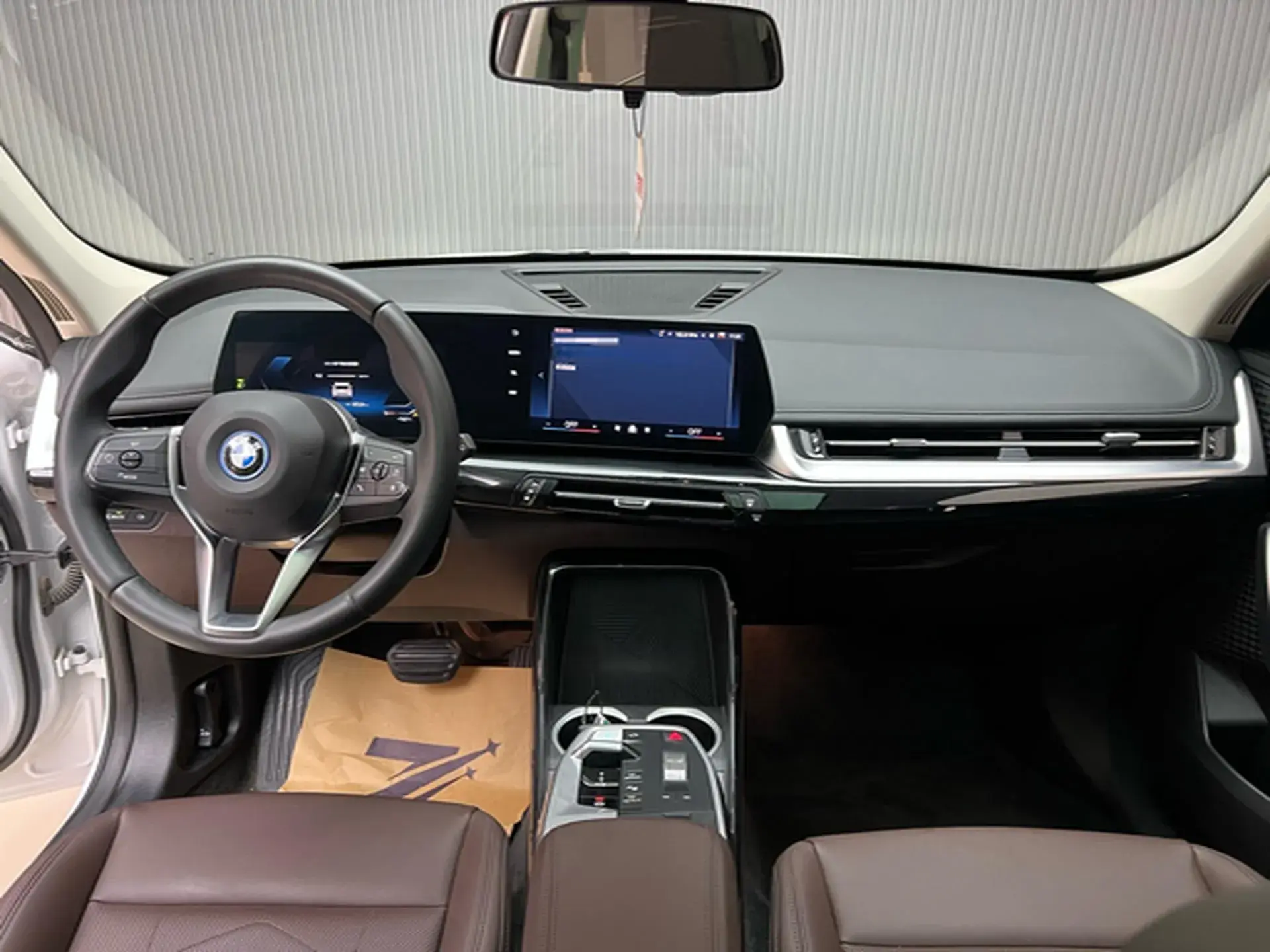 2023 BMW IX1 thumbnail 2