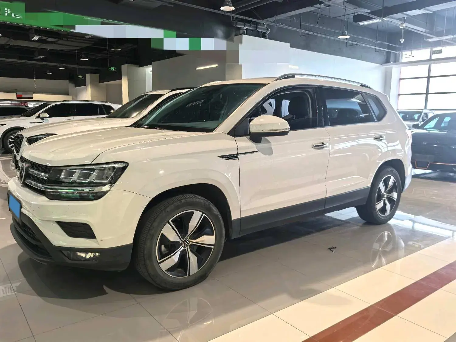 2021 VOLKSWAGEN THARU view 1