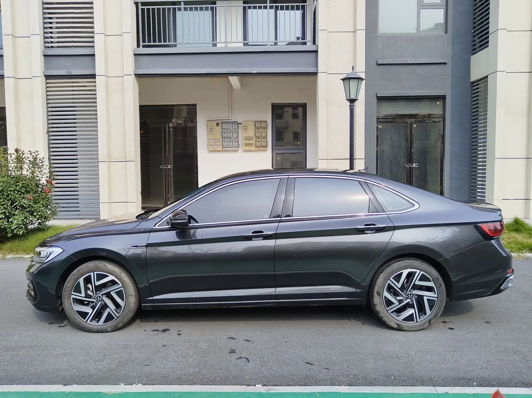 2023 VOLKSWAGEN SAGITAR thumbnail 3