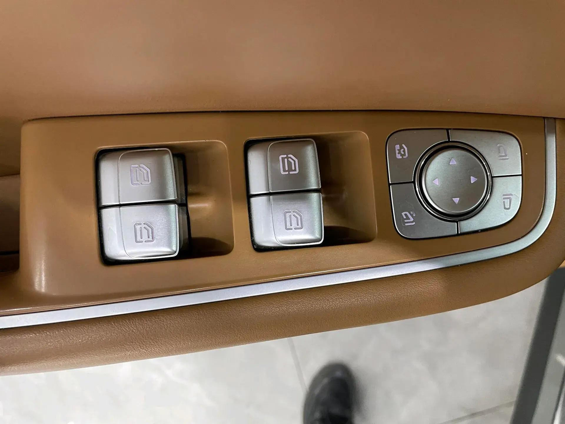 2020 LI ONE thumbnail 2