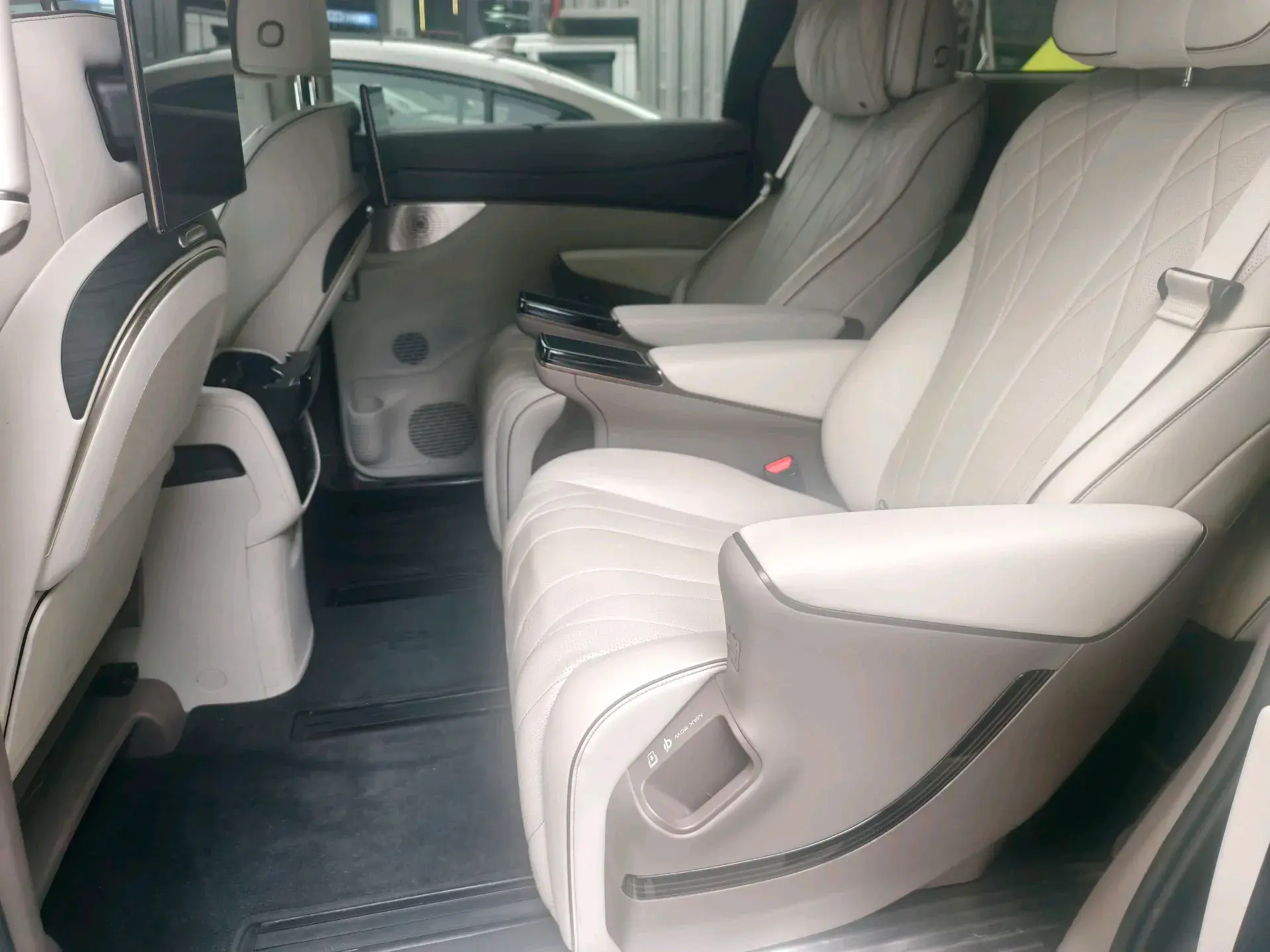 2022 DENZA D9 thumbnail 4