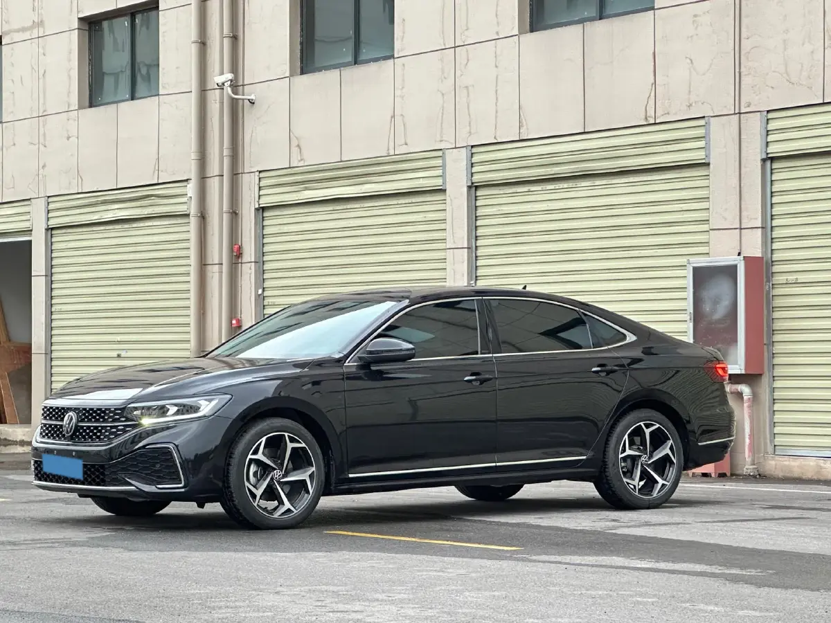 2024 Volkswagen Passat 2.0T 220HP L4 7DCT