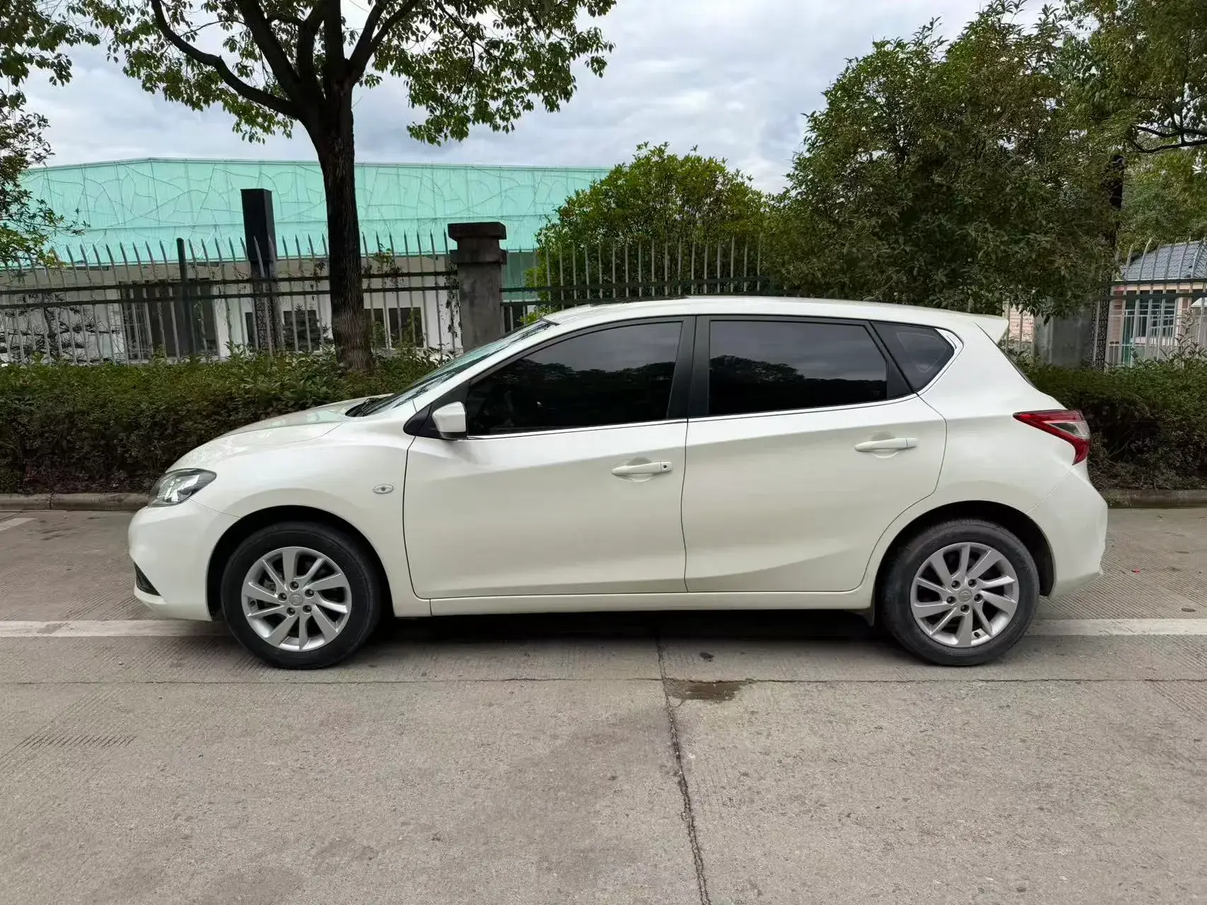 2019 NISSAN TIIDA thumbnail 3