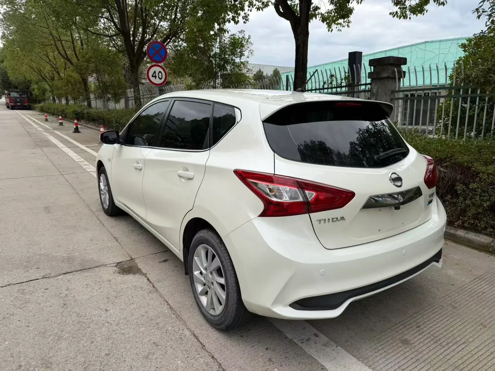 2019 NISSAN TIIDA thumbnail 4