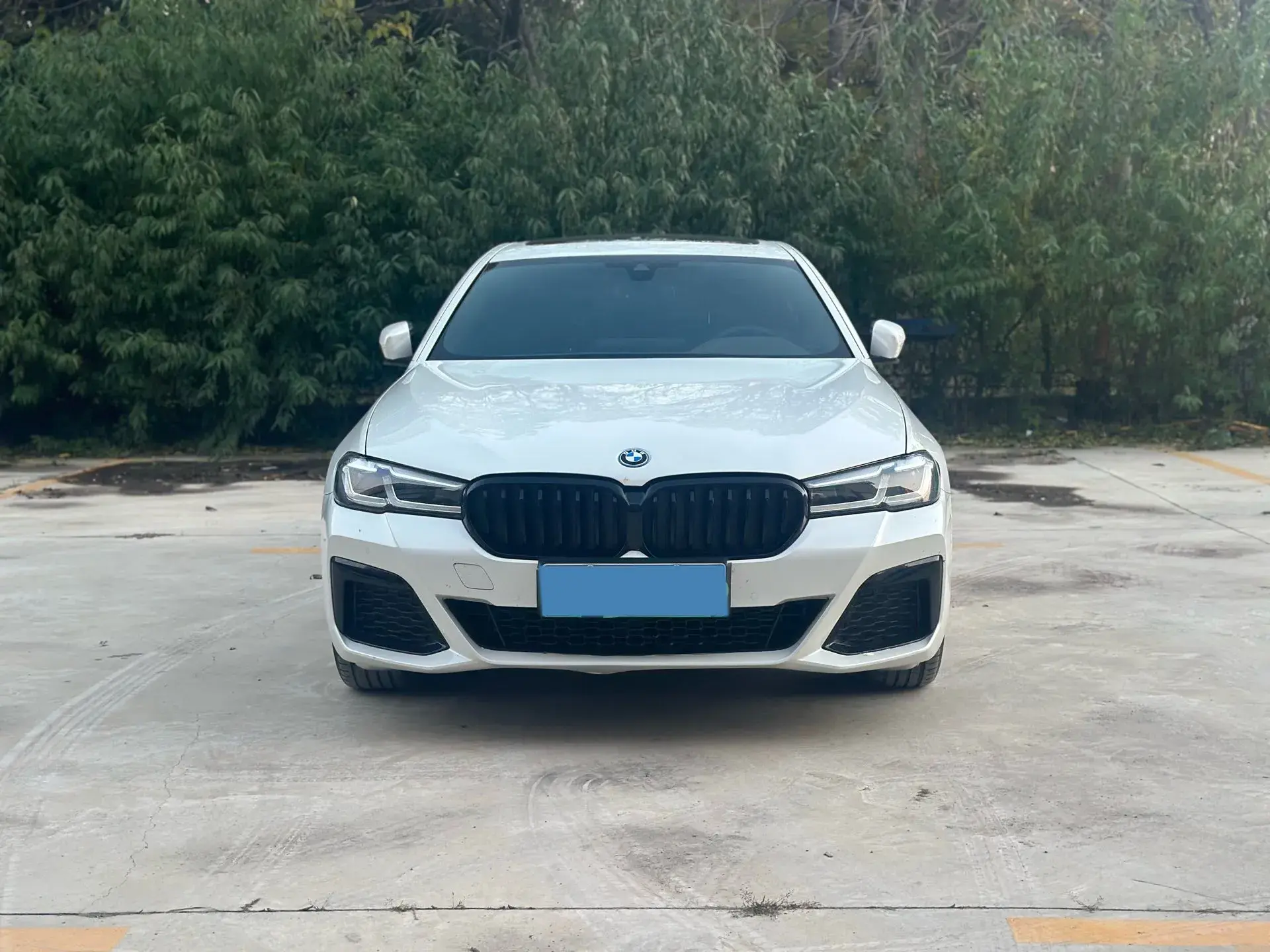 2022 BMW 5 thumbnail 2