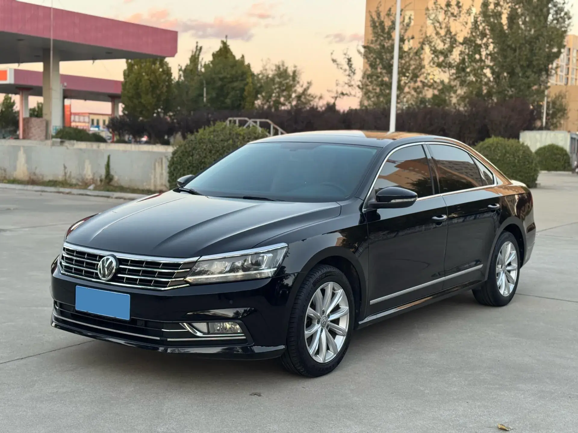 2017 VOLKSWAGEN PASSAT view 1