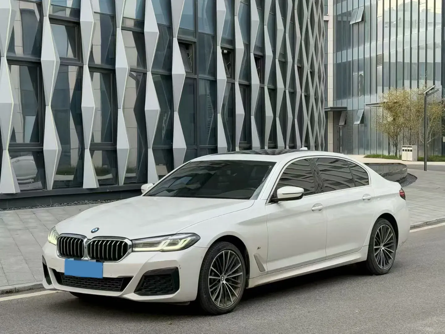 2021 BMW 5 view 1