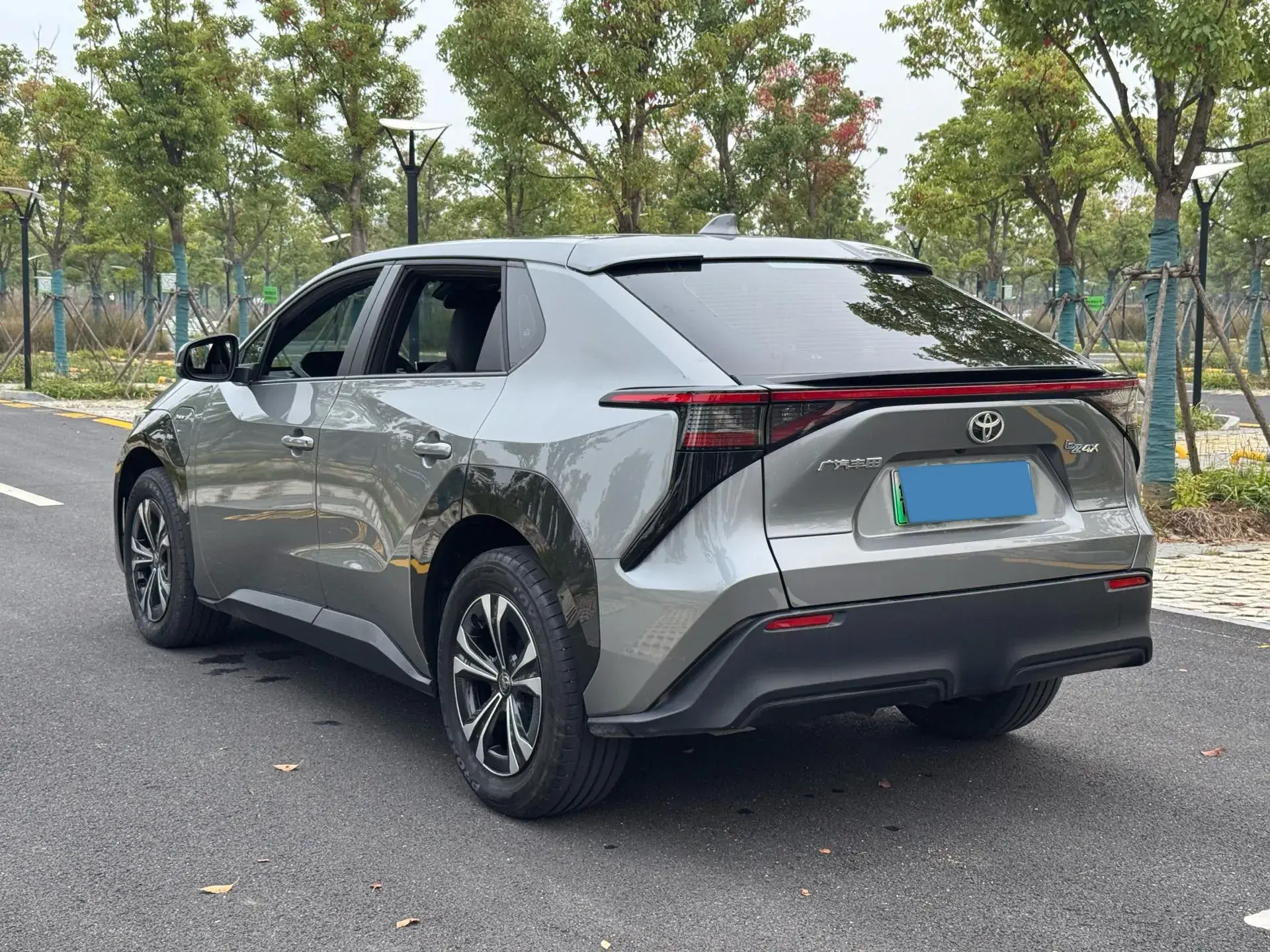 2024 TOYOTA BZ4X thumbnail 4