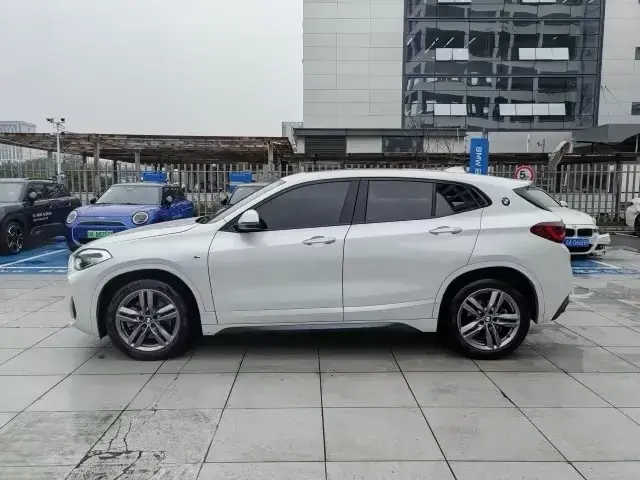 2021 BMW X2 thumbnail 2