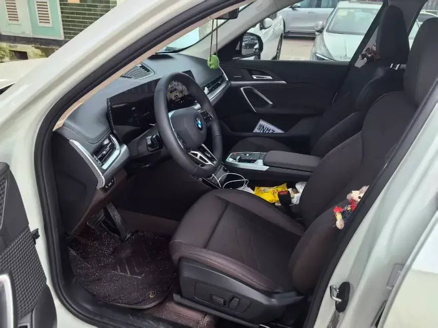 2024 BMW X1 thumbnail 4