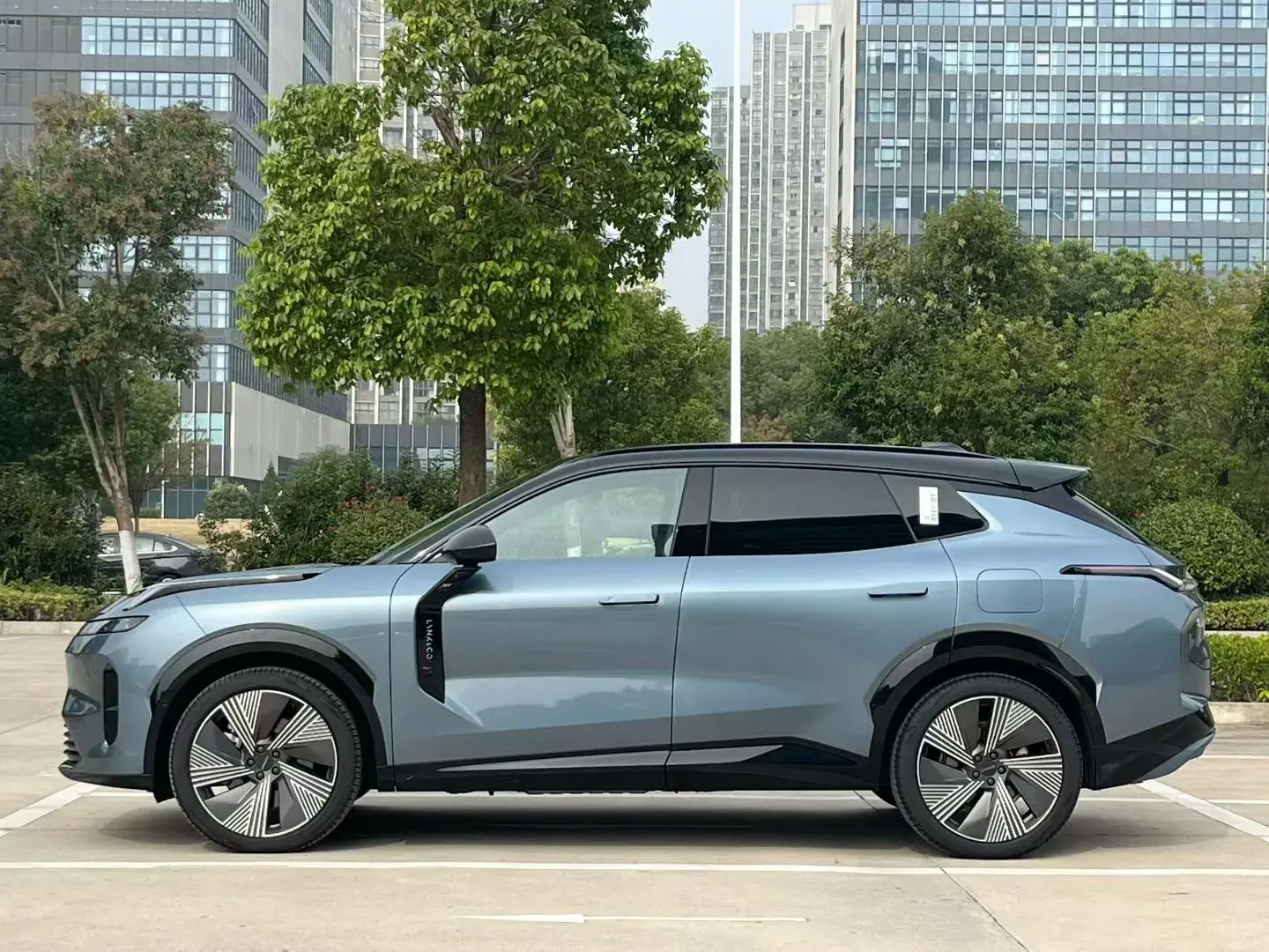 2025 LYNK&CO 08 thumbnail 3