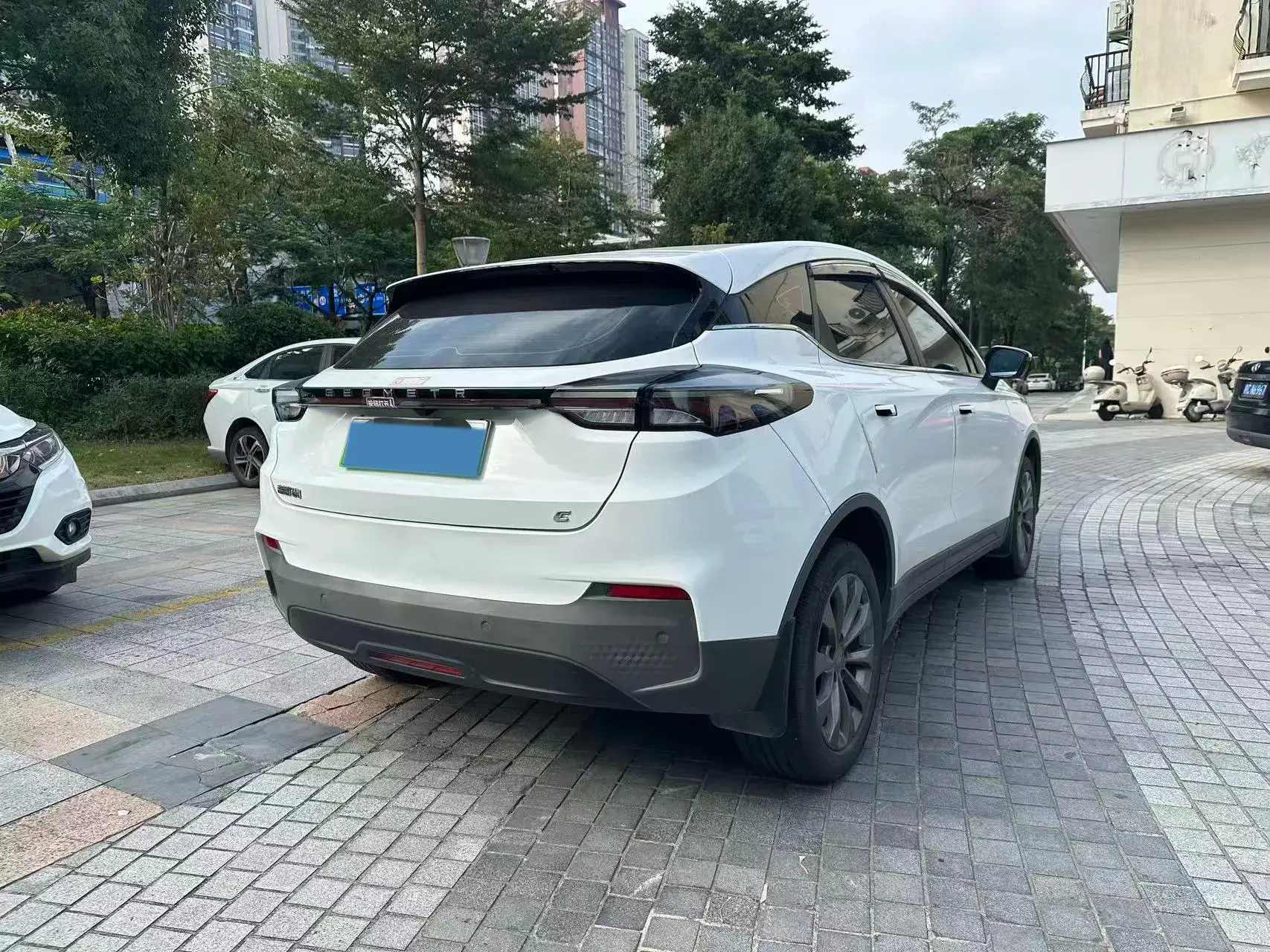 2022 GEOMETRY C thumbnail 4