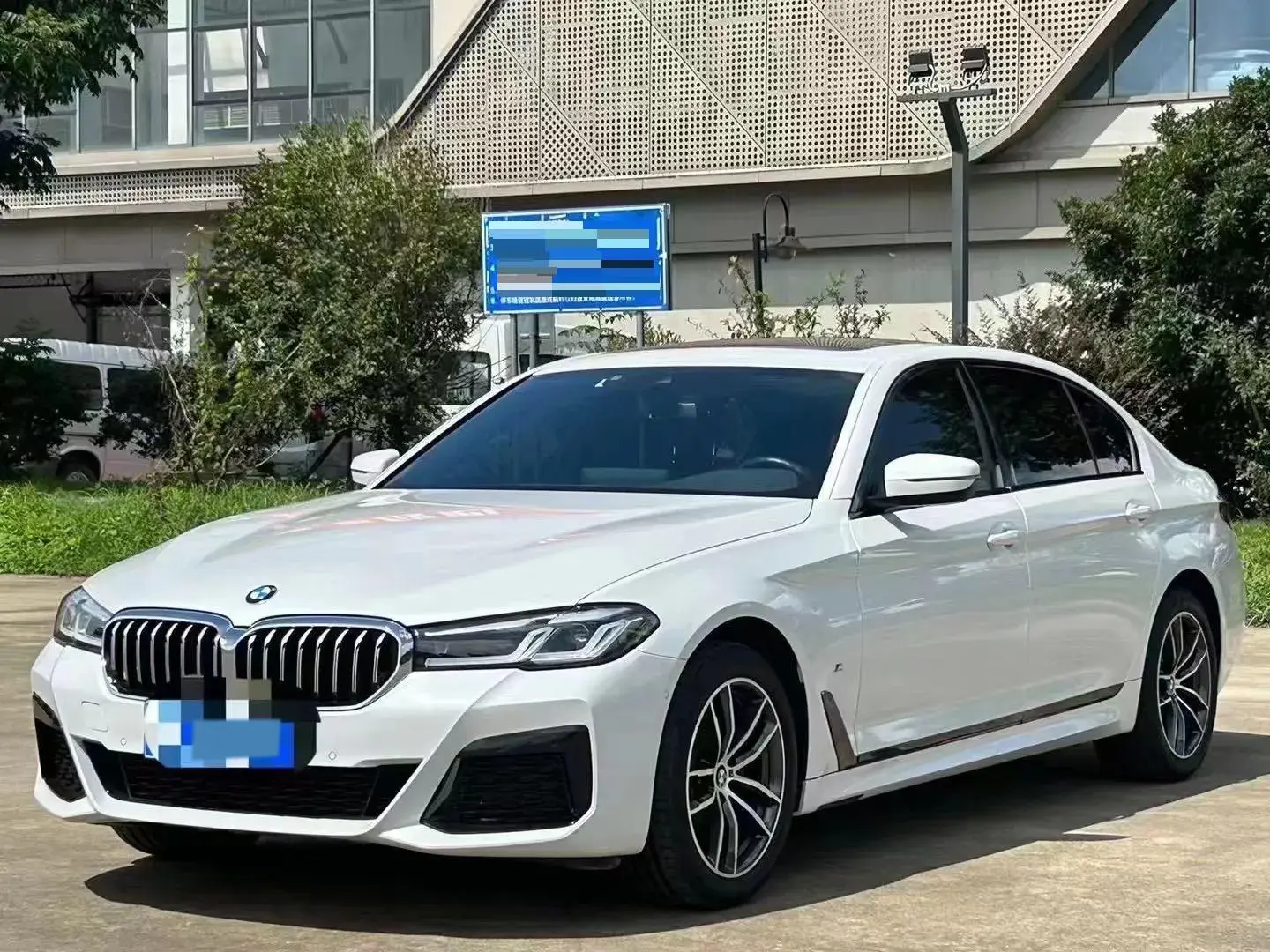 2022 BMW 5 view 1