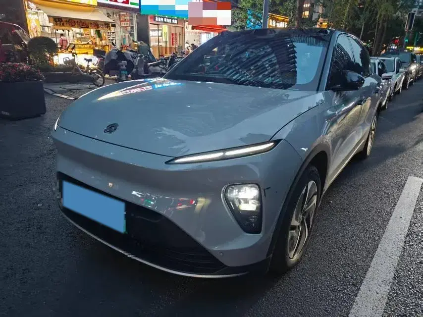 2023 NIO ES8 view 1