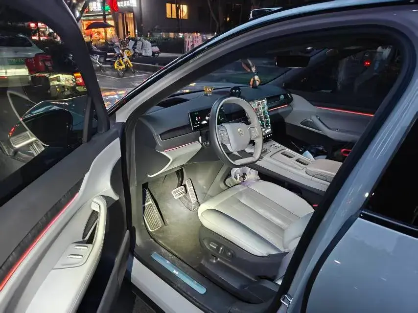 2023 NIO ES8 thumbnail 4