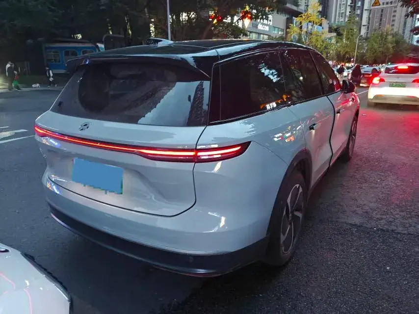 2023 NIO ES8 thumbnail 2