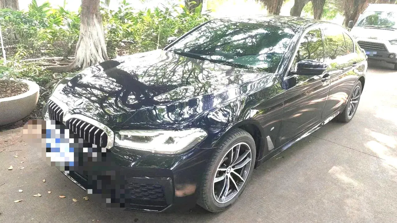 2022 BMW 5 view 1