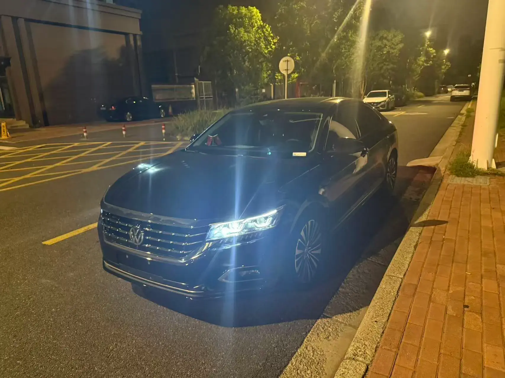 2019 VOLKSWAGEN PASSAT view 1