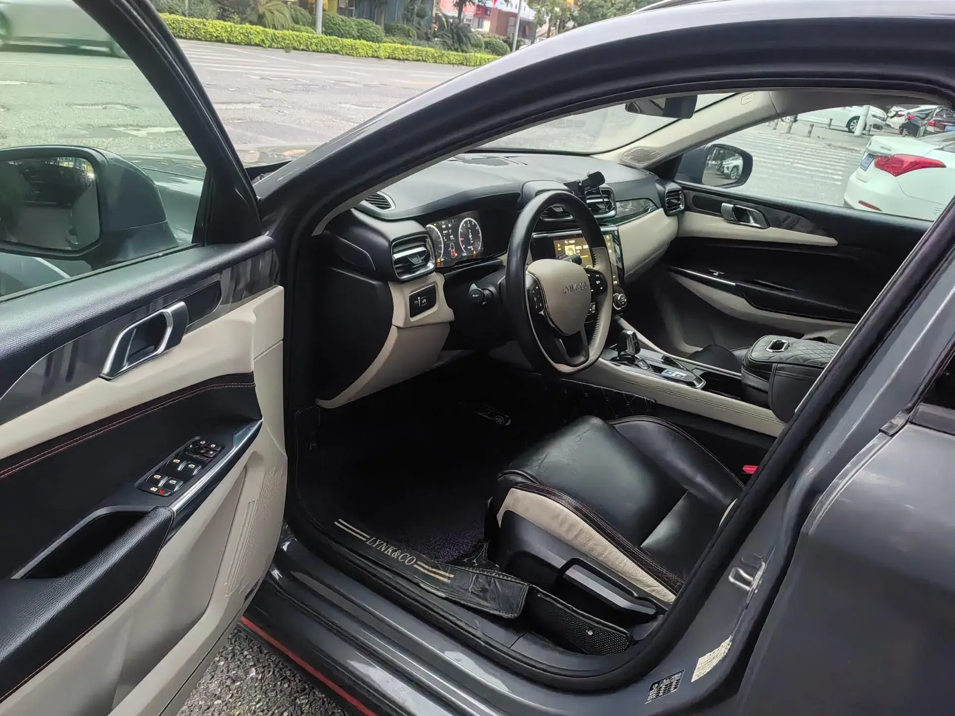 2018 LYNK&CO 02 thumbnail 3