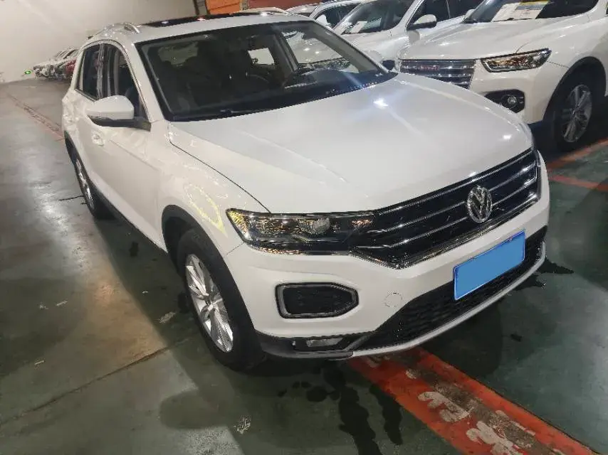 2018 VOLKSWAGEN T-ROC thumbnail 3