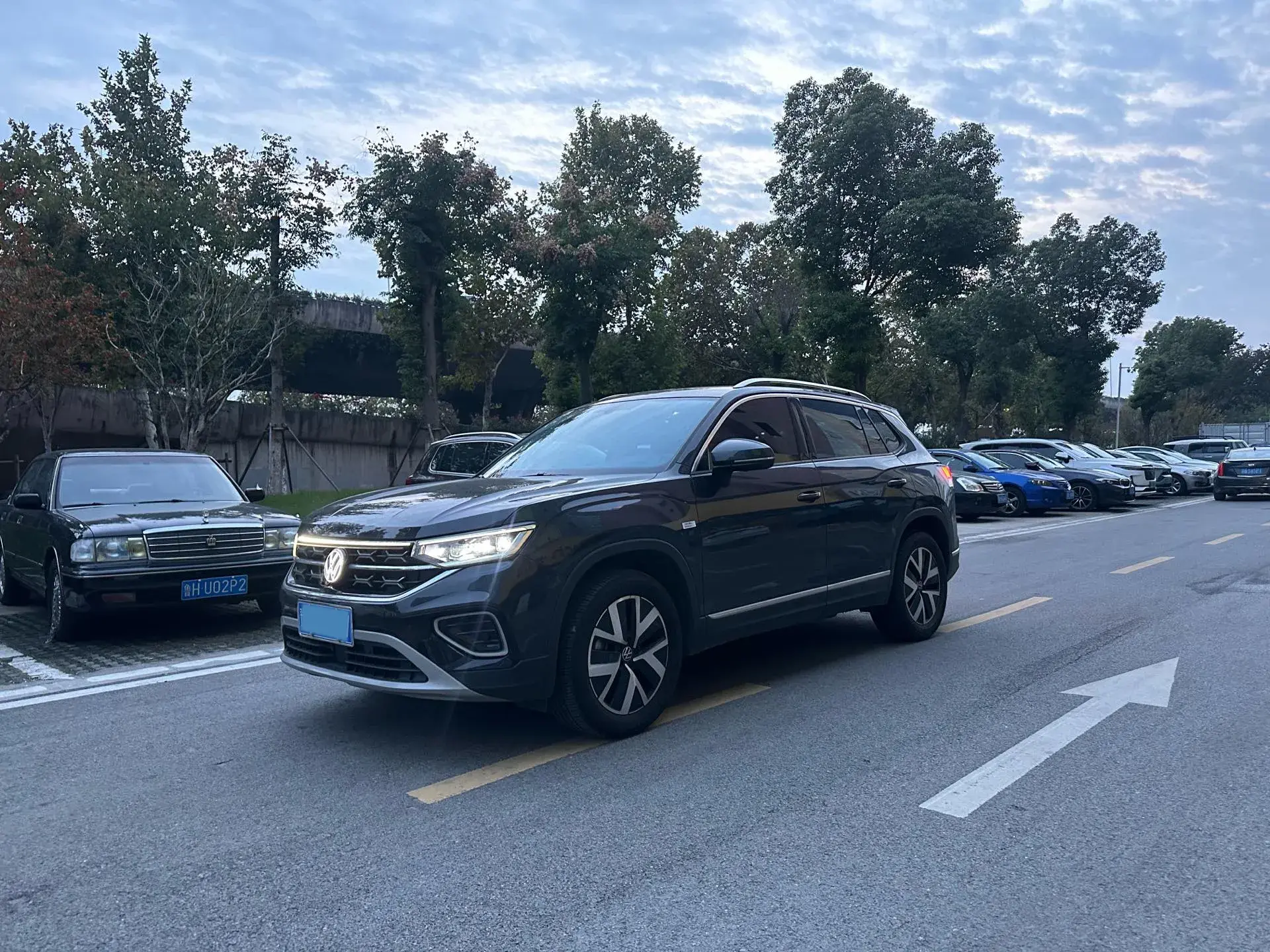 2024 VOLKSWAGEN TAYRON view 1