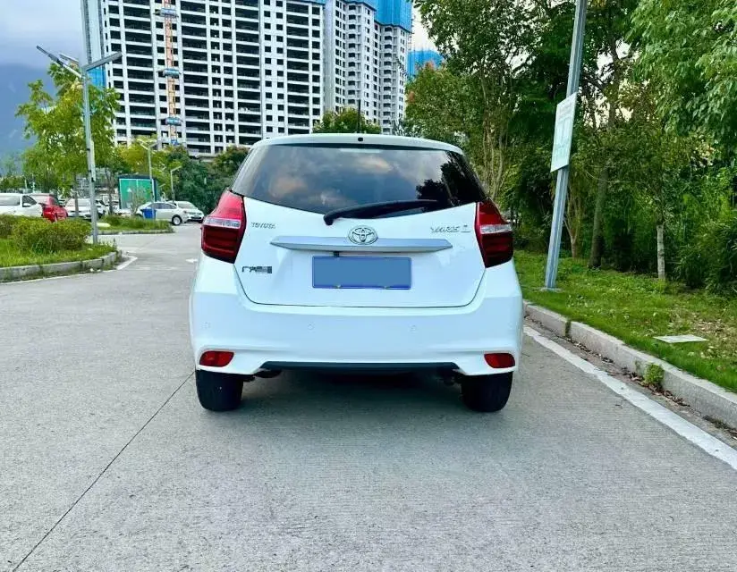 2017 TOYOTA YARIS thumbnail 4