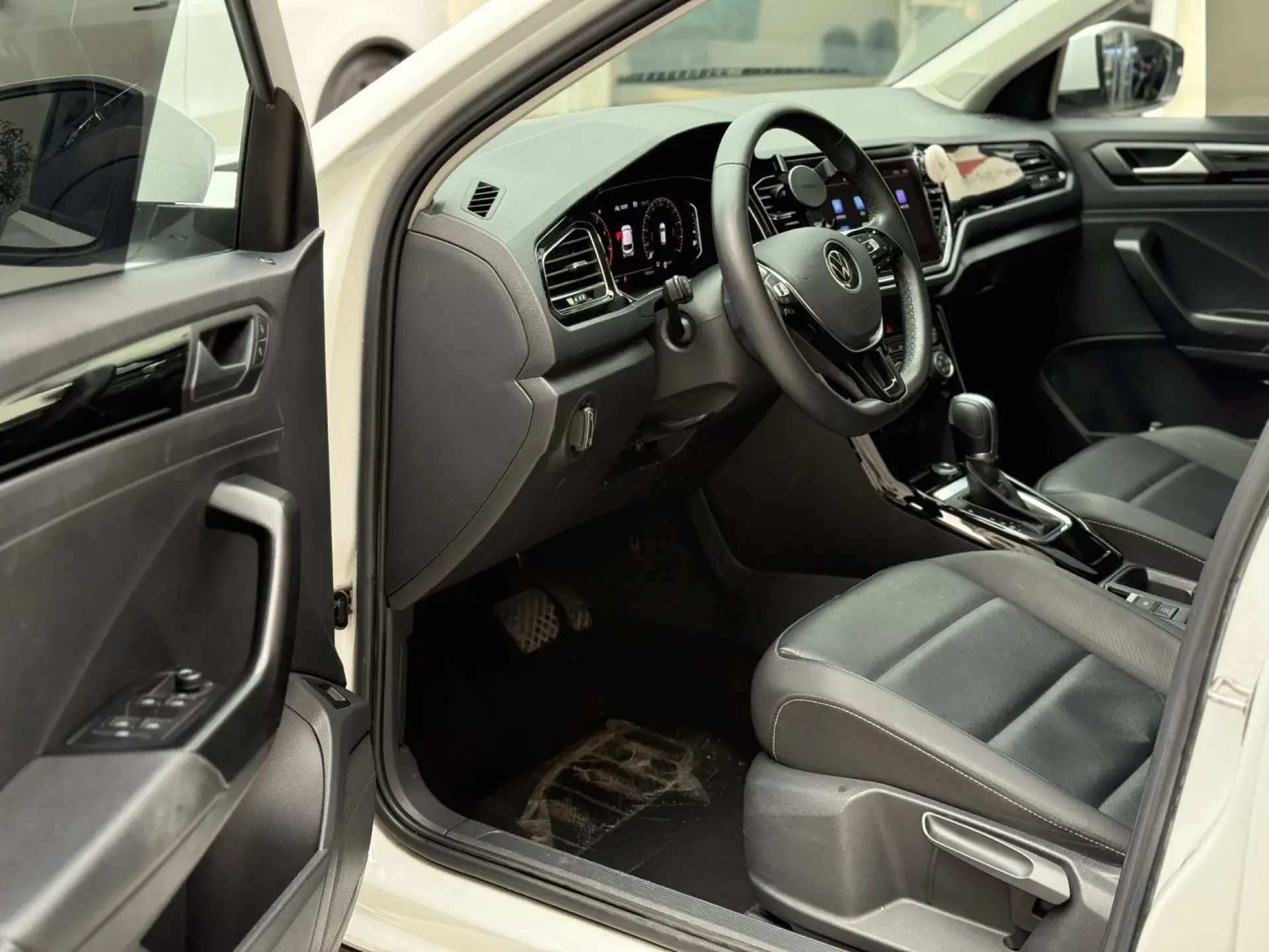 2021 VOLKSWAGEN T-ROC thumbnail 4