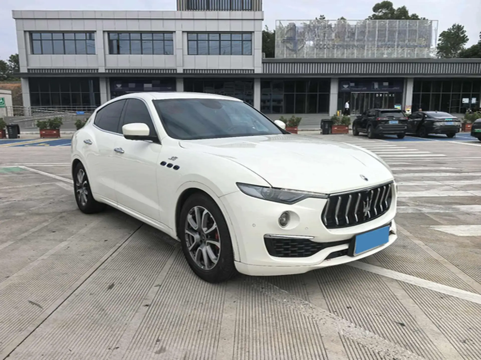 2022 MASERATI LEVANTE thumbnail 3