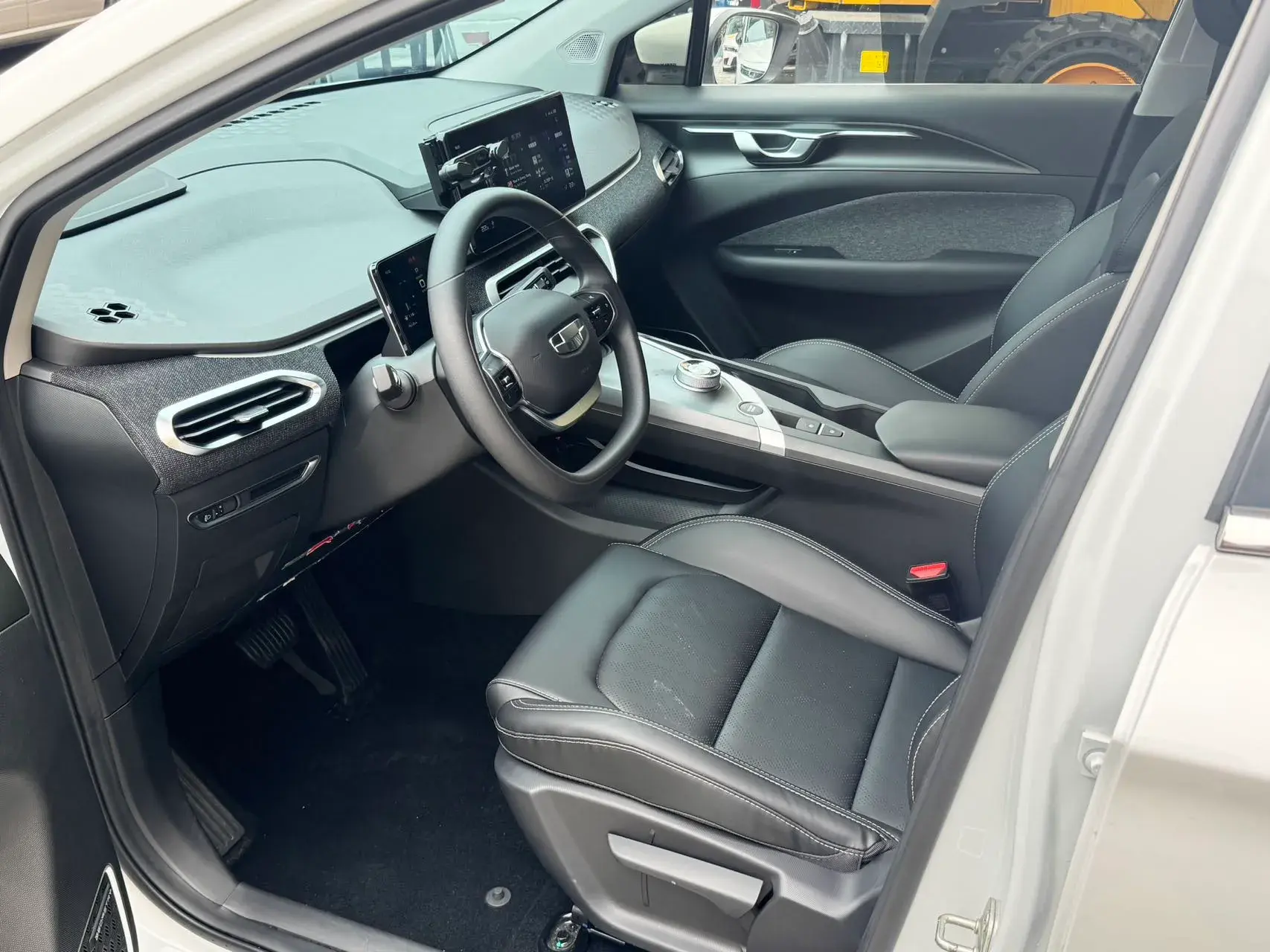 2022 GEOMETRY C thumbnail 3