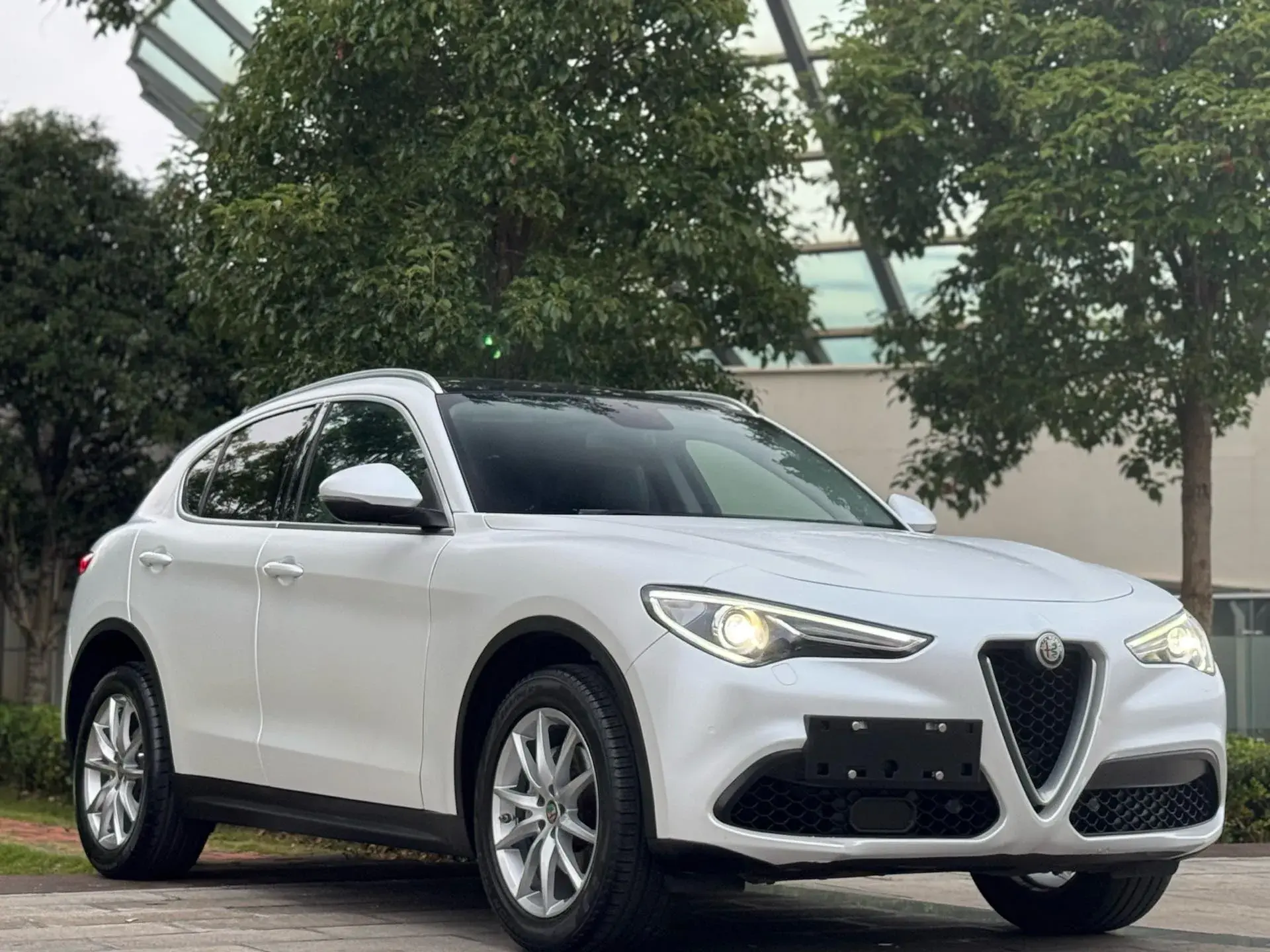 2017 ALFA ROMEO thumbnail 3