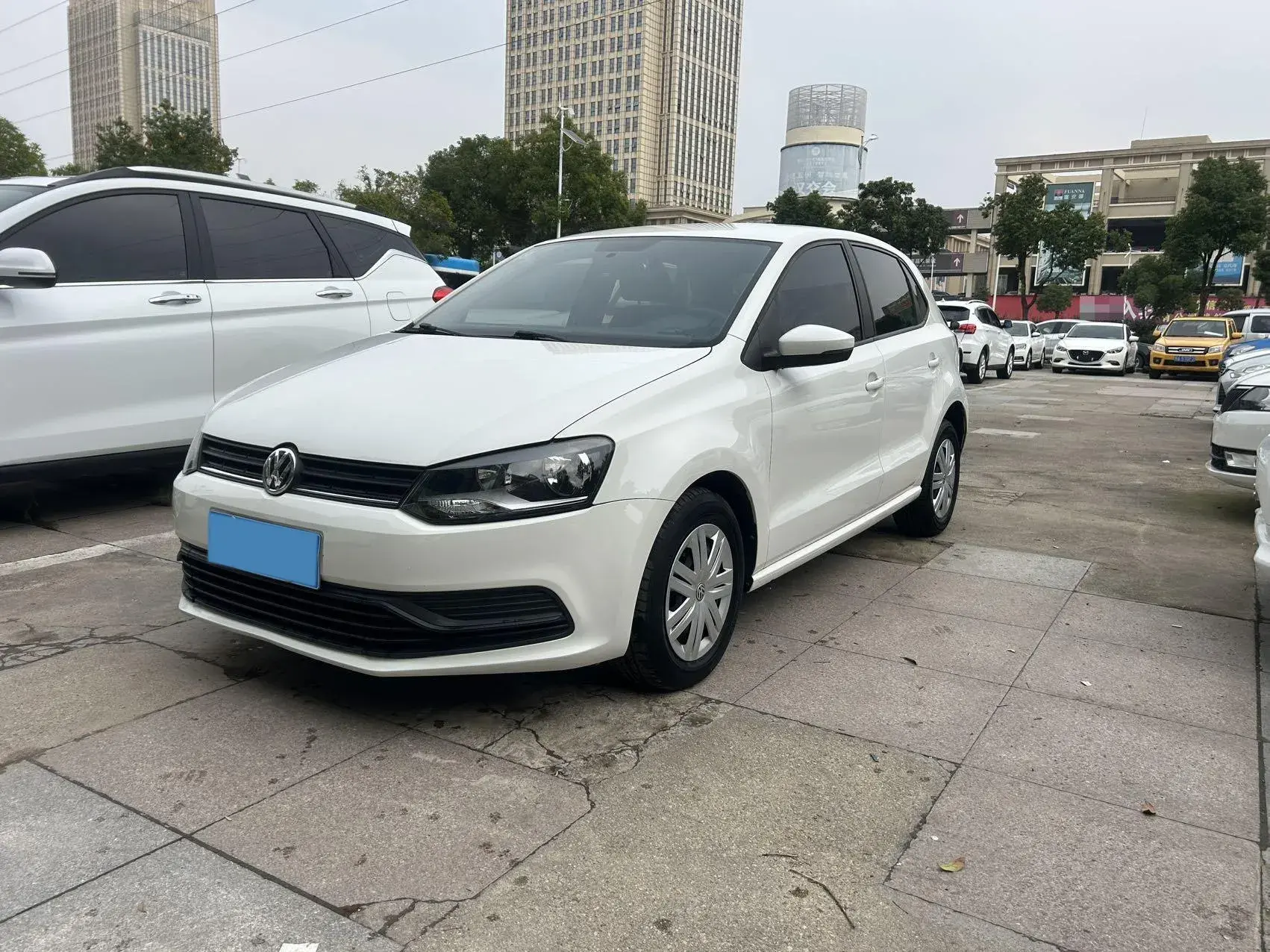 2016 VOLKSWAGEN POLO view 1