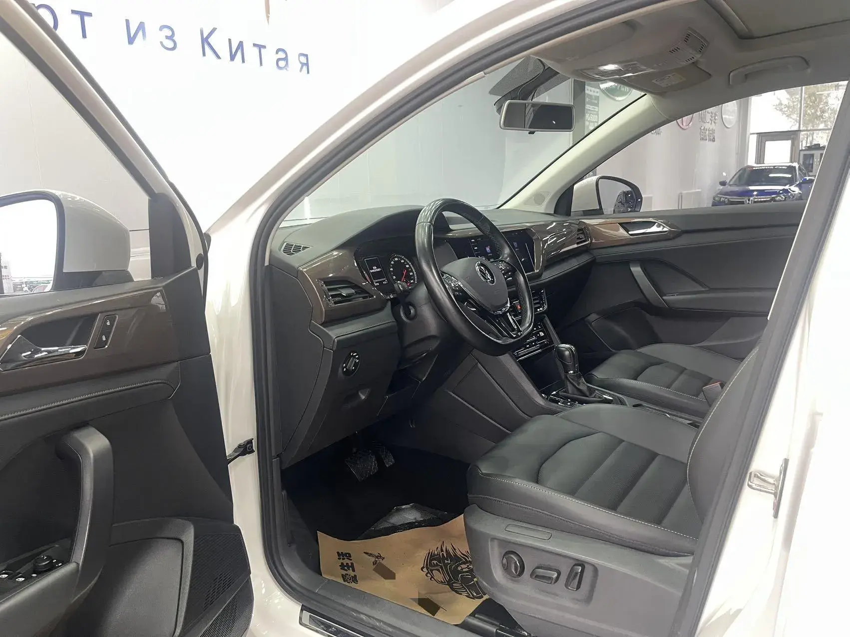 2021 VOLKSWAGEN THARU thumbnail 4