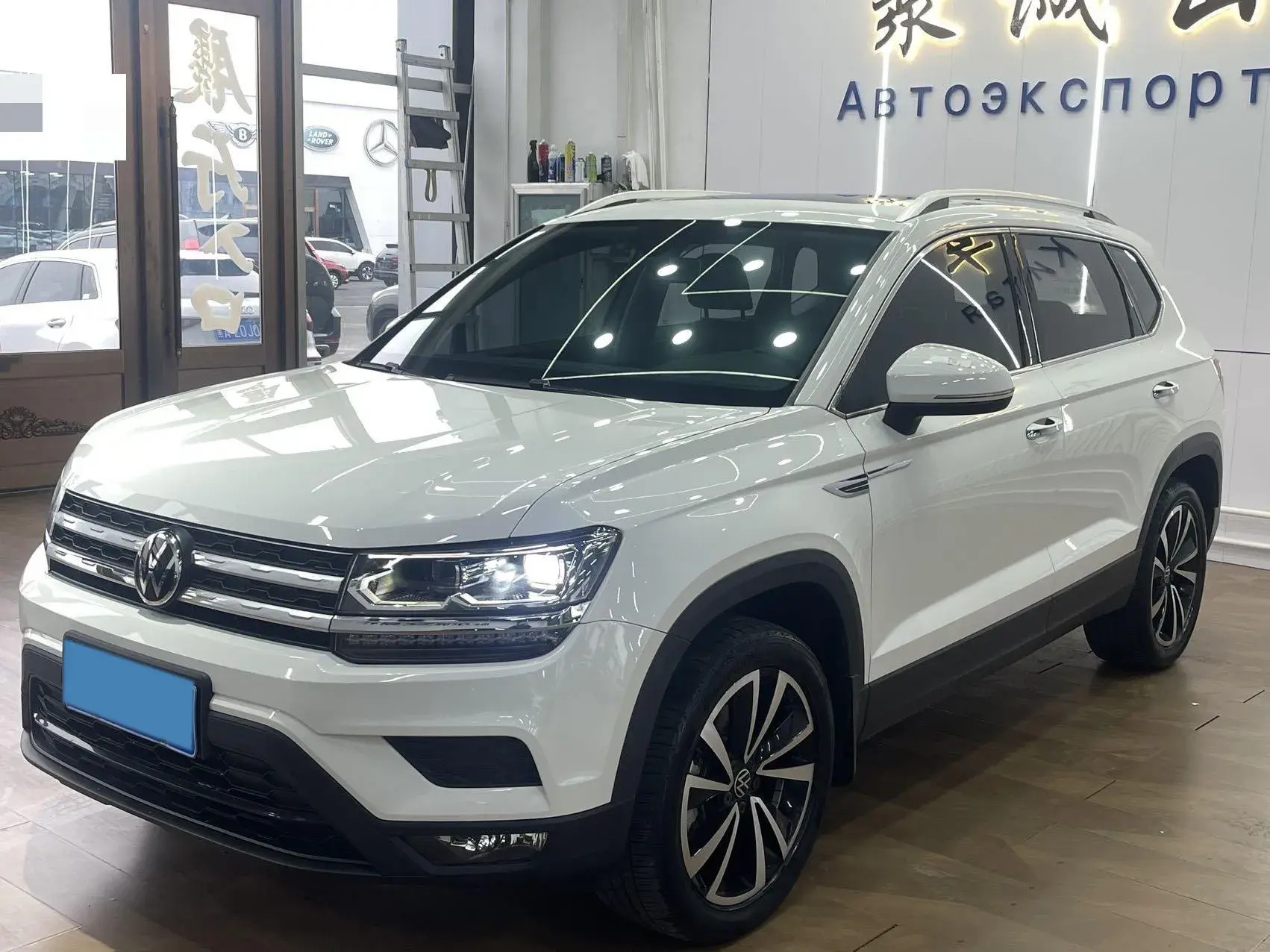 2021 VOLKSWAGEN THARU view 1