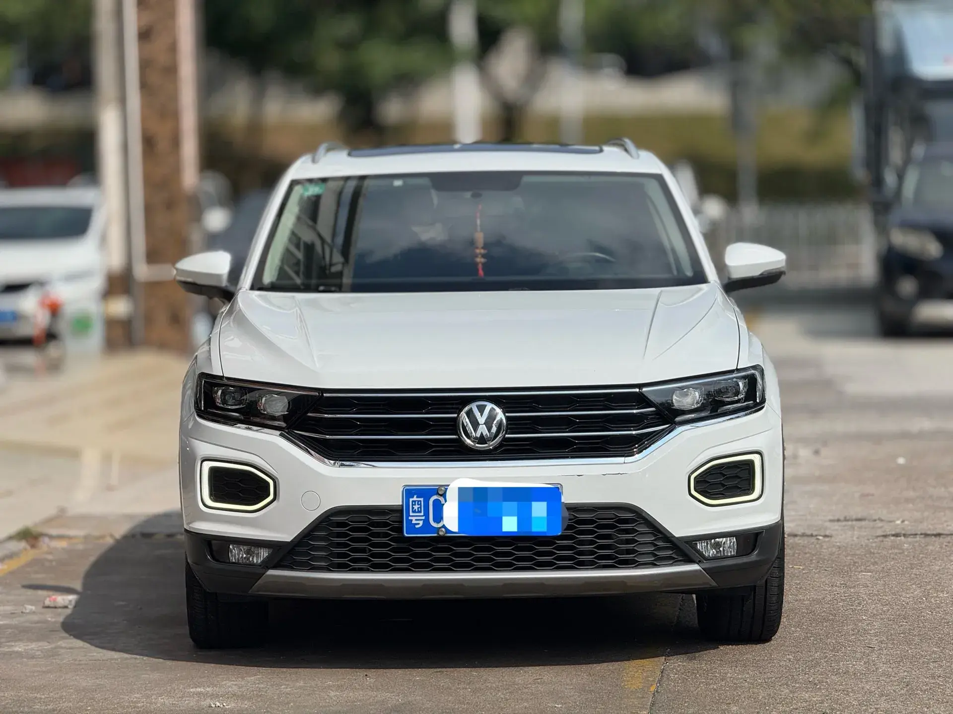 2019 VOLKSWAGEN T-ROC thumbnail 3