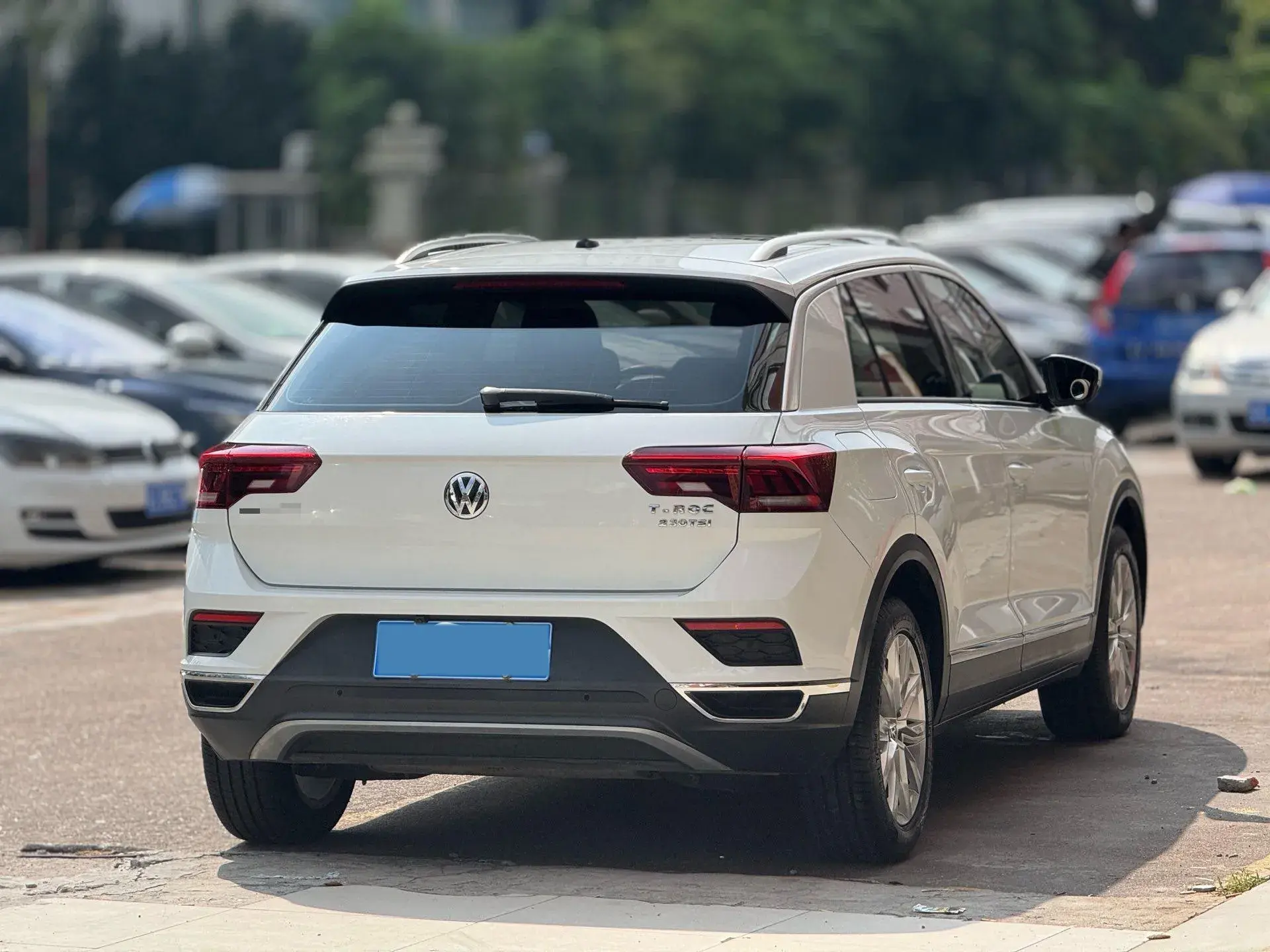 2019 VOLKSWAGEN T-ROC thumbnail 4