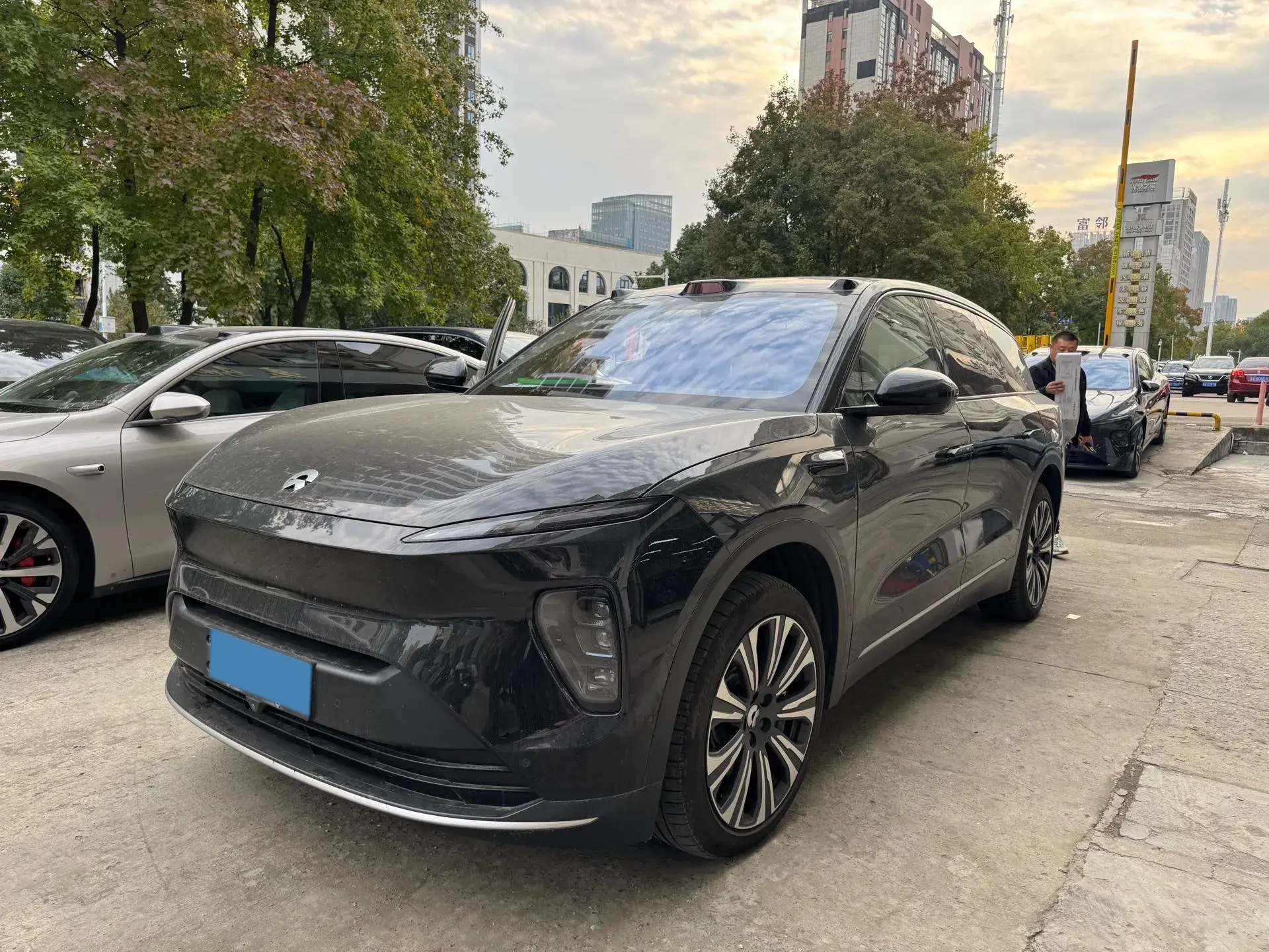 2023 NIO ES8 view 1