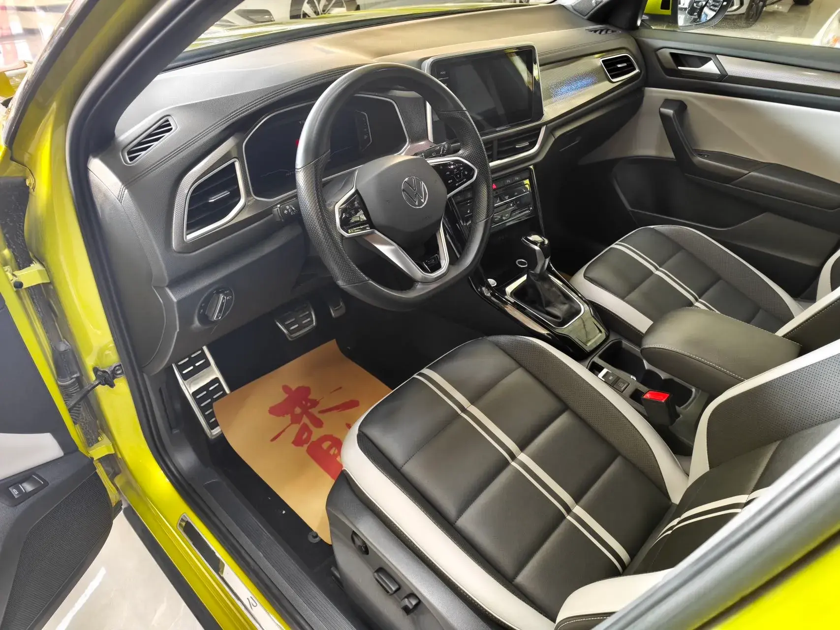 2023 VOLKSWAGEN T-ROC thumbnail 4