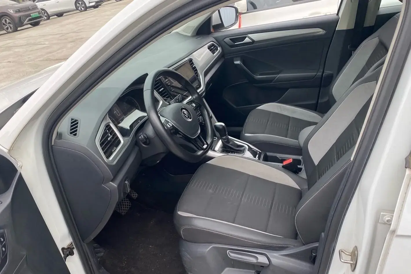 2022 VOLKSWAGEN T-ROC thumbnail 3