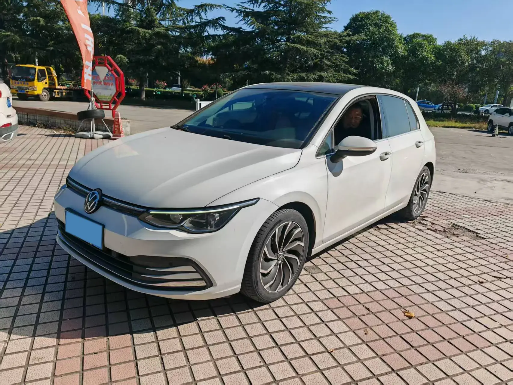 2021 VOLKSWAGEN GOLF view 1